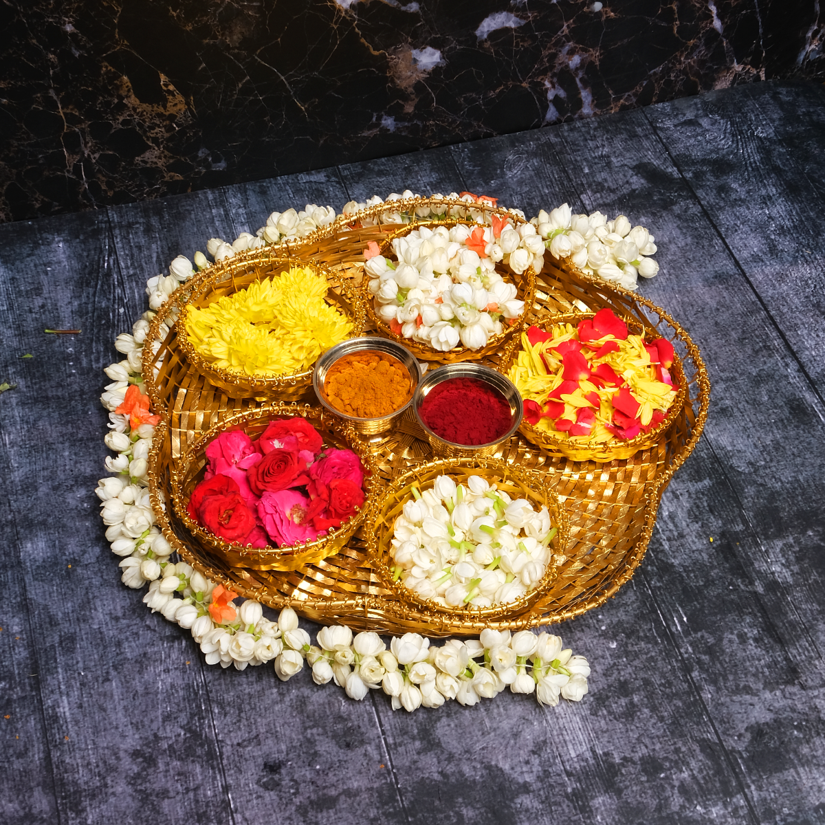 Round Designer Basket with 5 Small Baskets