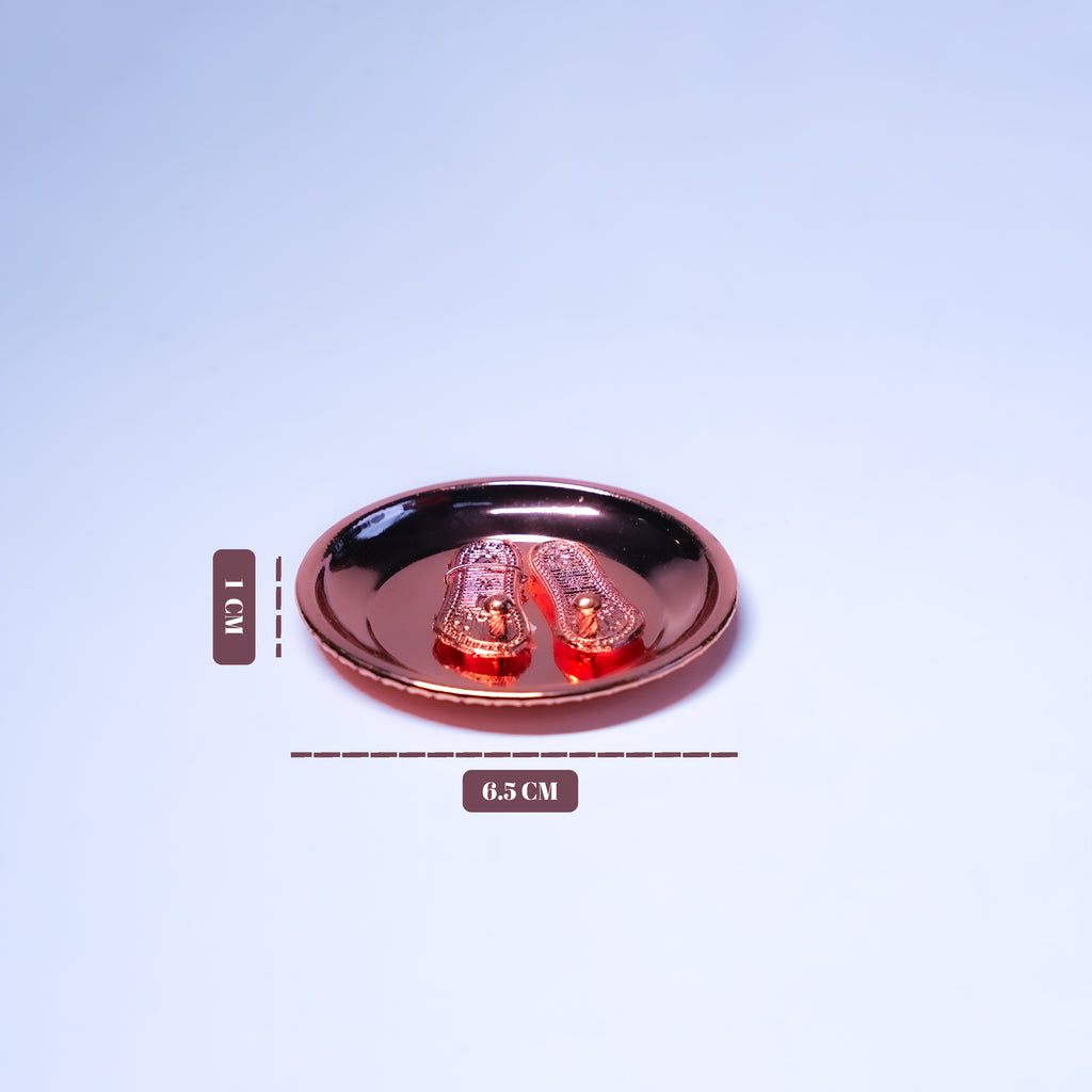 Small round metallic object with a scale indicator on a light purple background