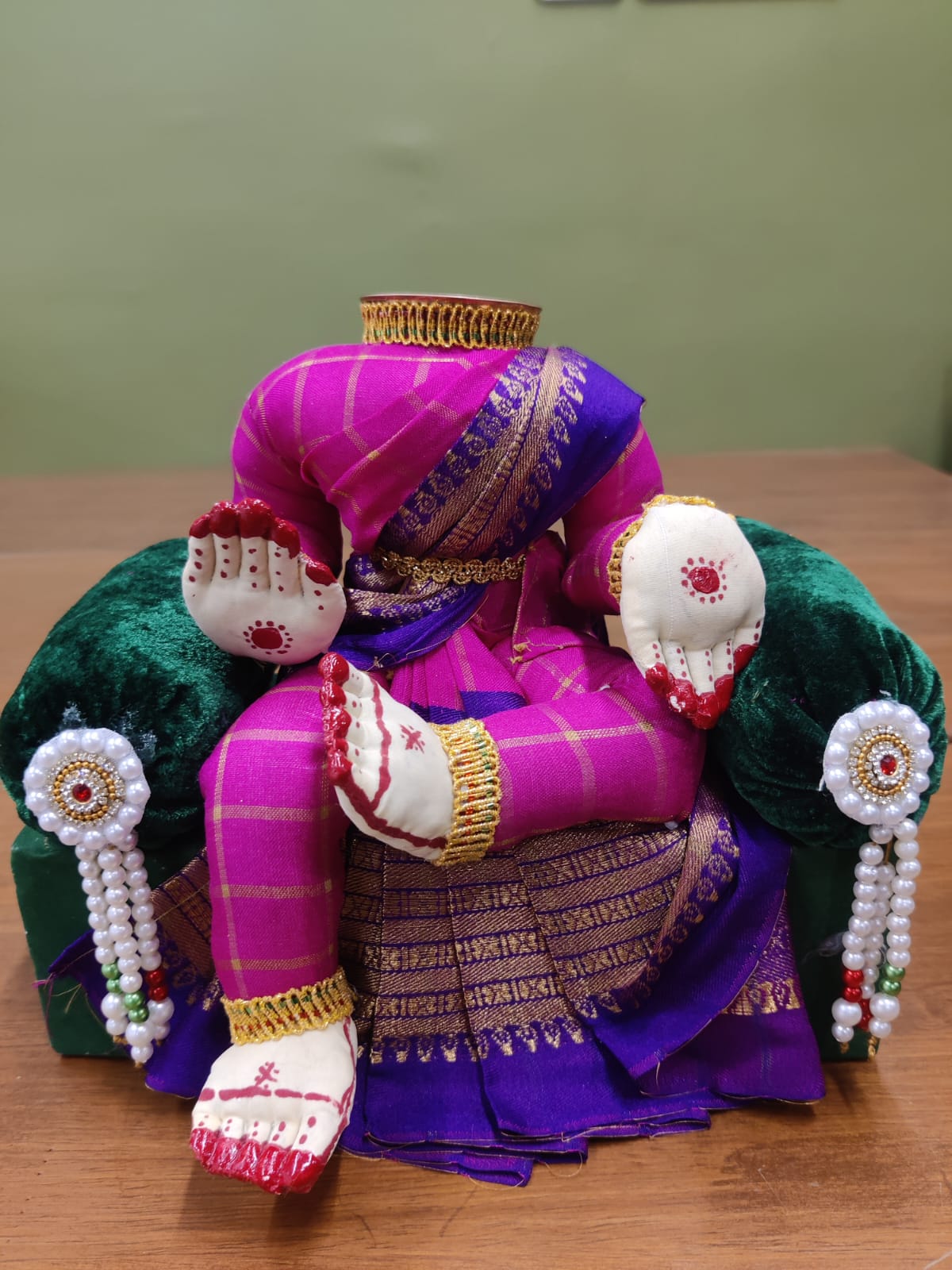 LAKSHMI DEVI IDOL WITH SOFA SET