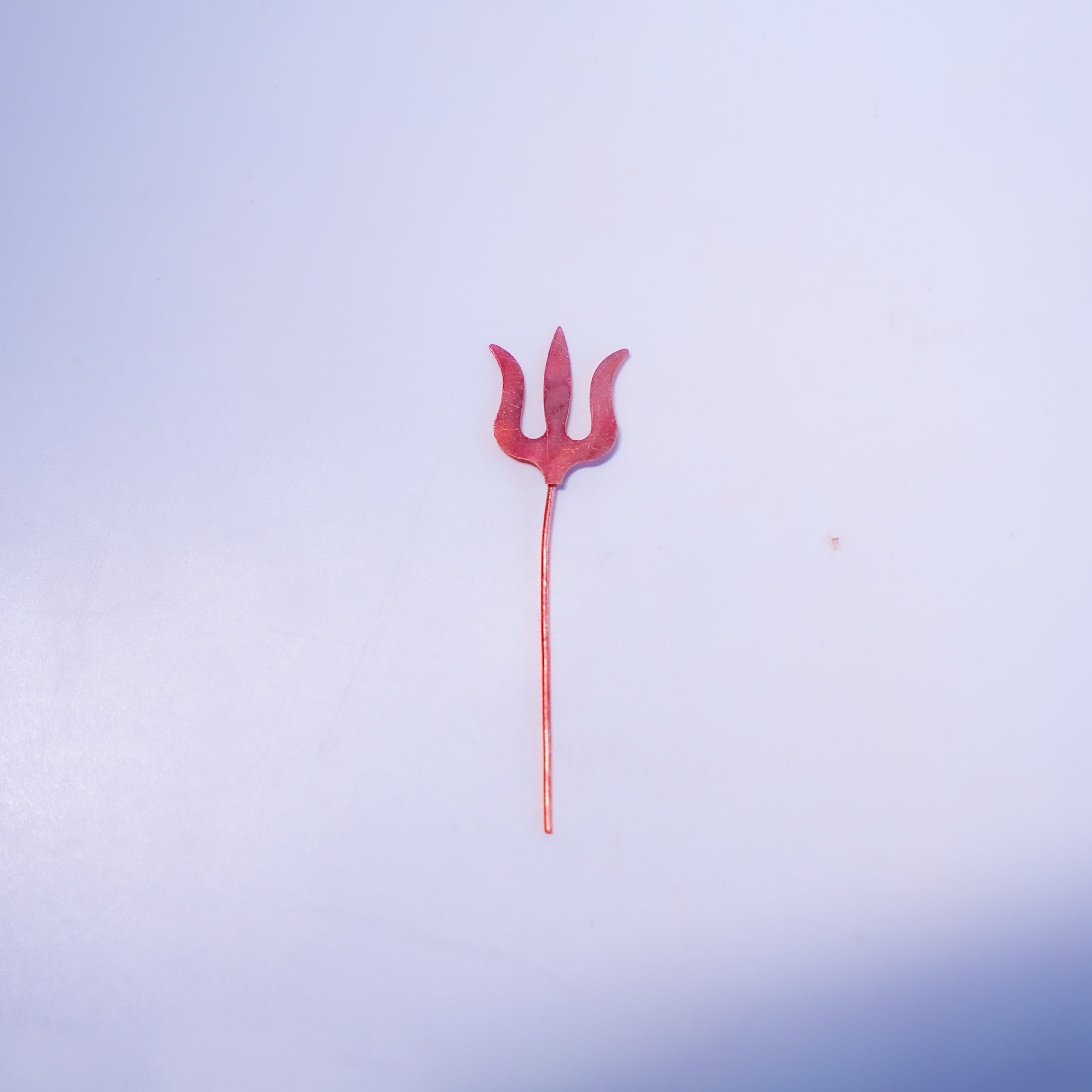 Red trident on a light purple background